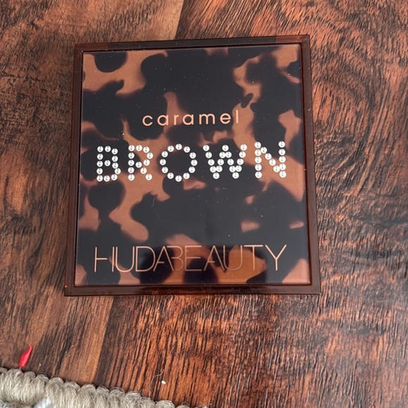 Huda Beauty Carmel brown eyeshadow Palette/matte mini lip set. New - Picture 3 of 4